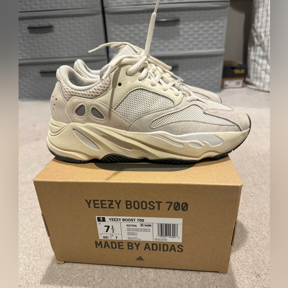 Yeezy 700 Analog size 7.5